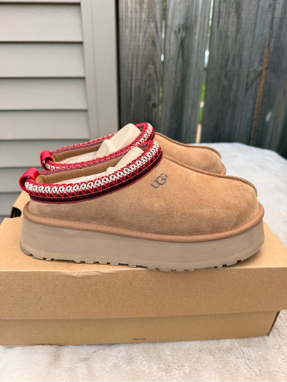 UGG Women's Tazz Chestnut Color Size 8